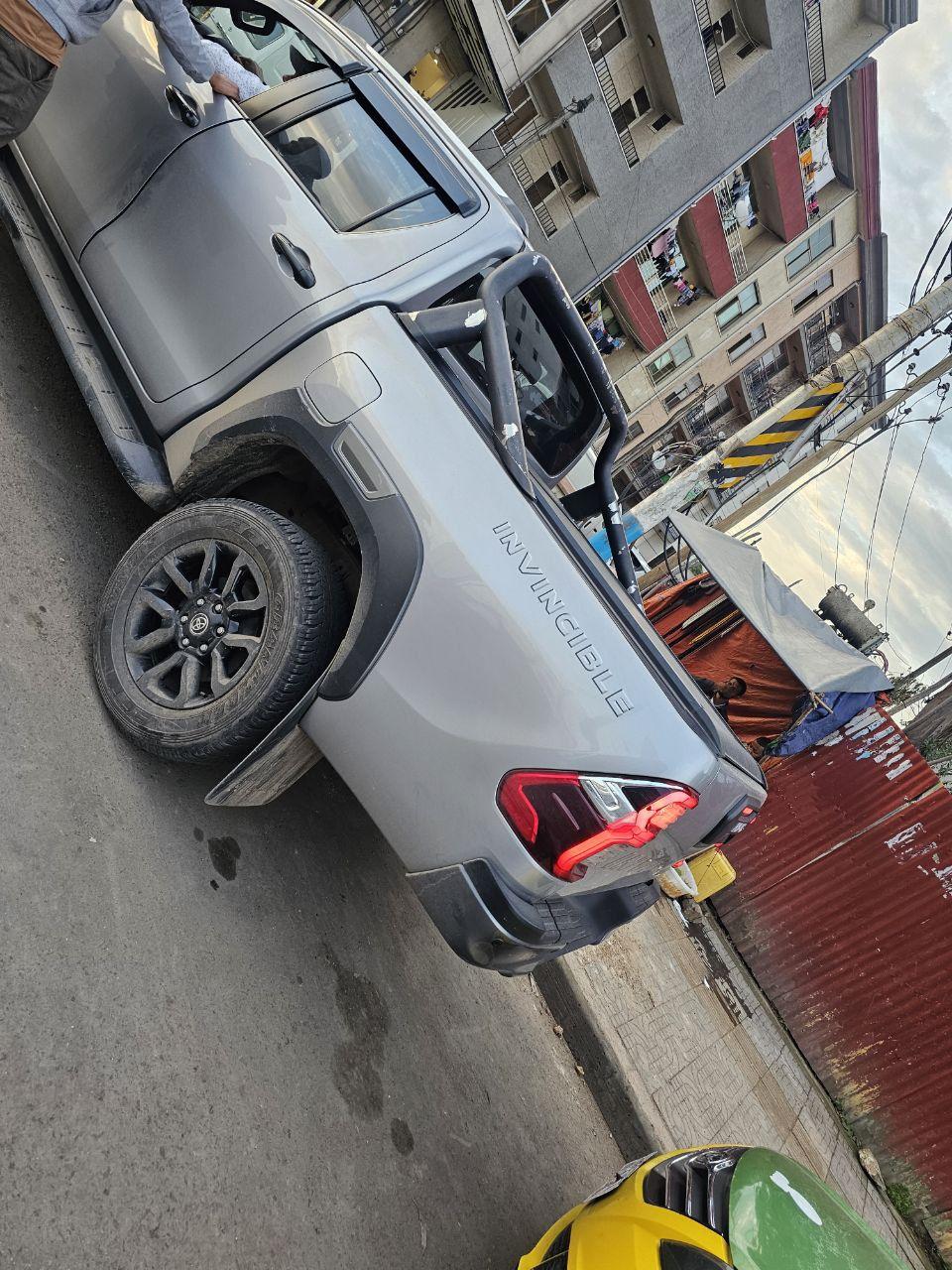 Hilux invisible  Debl 